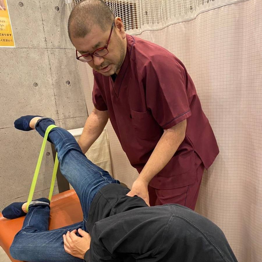 一人ひとりに合わせた運動指導を行います。悩みや上げたいパフィーマンスによってトレーニング指導を行います。マシーンなどを一切使わない、ご自宅でも継続できるトレーニングを指導します