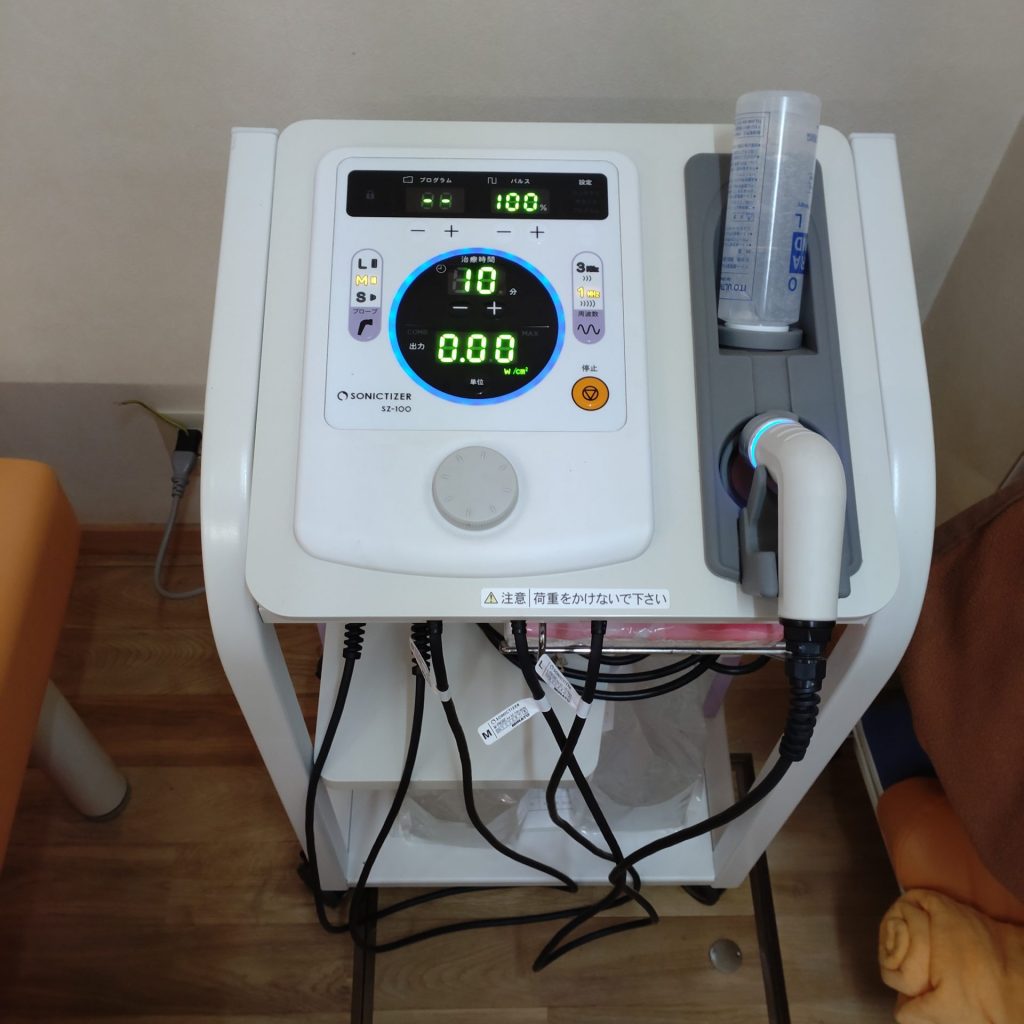 超音波を利用した刺激が少なく深層まで届かせる施術法、基本的に施術中に痛みを感じない施術法で、体感しないくらいの細かい振動により筋肉の表層～深層部までを温め、痛みを緩和し、関節を動きやすくします。東住吉区の整骨院、たなごころ鍼灸整骨院で体験できます。