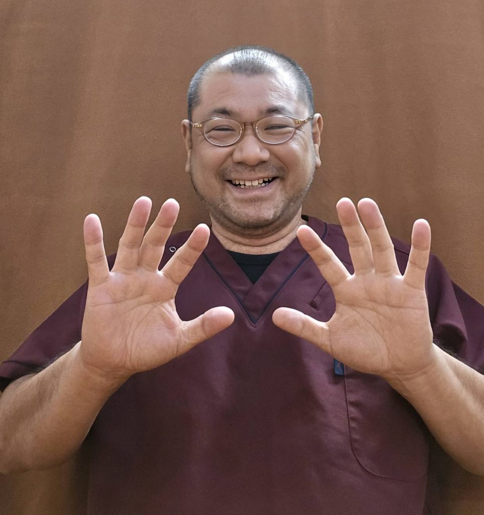 東住吉区の整骨院たなごころ鍼灸整骨院の院長、鬼丸秀一。総合病院・クリニック・鍼灸整骨院・訪問リハビリ…etc様々な医療介護現場での経験があり、多く症例の経験が豊富です。